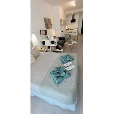 Sira House - Center - Balcony *